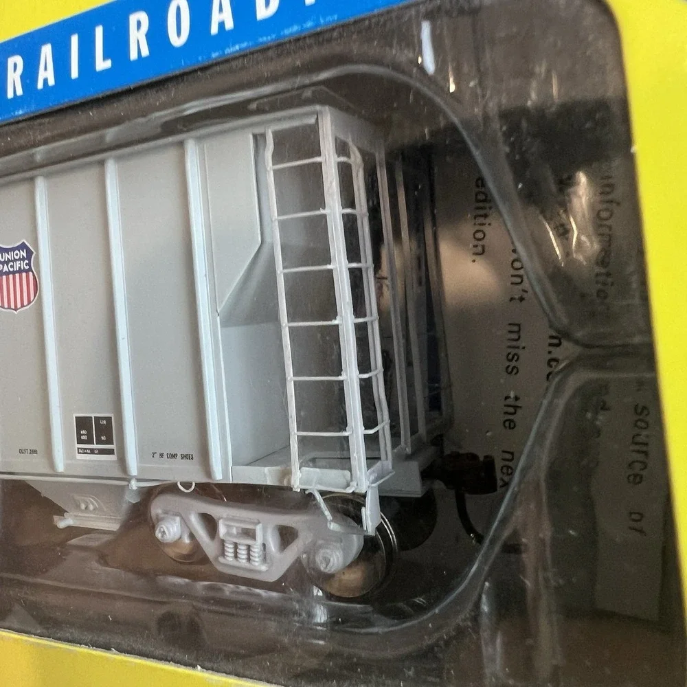 HO Scale Athearn Ready To Roll‎ UP/BKTY PS 2600 Covered Hopper 95552